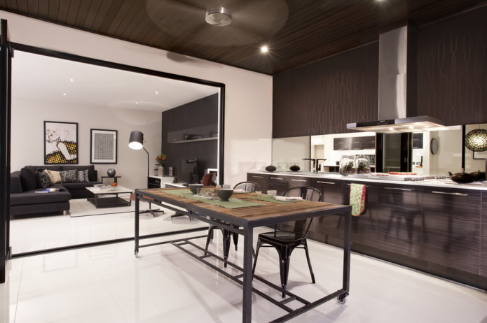 spejl i det indre af køkkenet i en moderne stil
