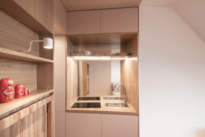 огледални вградени мебели в интериора на кухнята