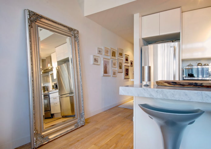 grīdas spogulis virtuves interjerā