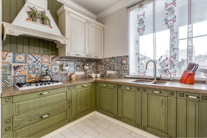 panel i det indre av kjøkkenet i stil med provence