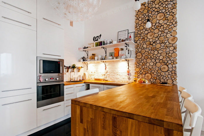 дървен панел в интериора на кухнята