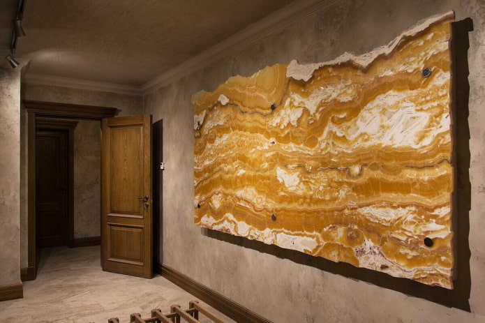 πέτρινο τοίχωμα στο εσωτερικό
