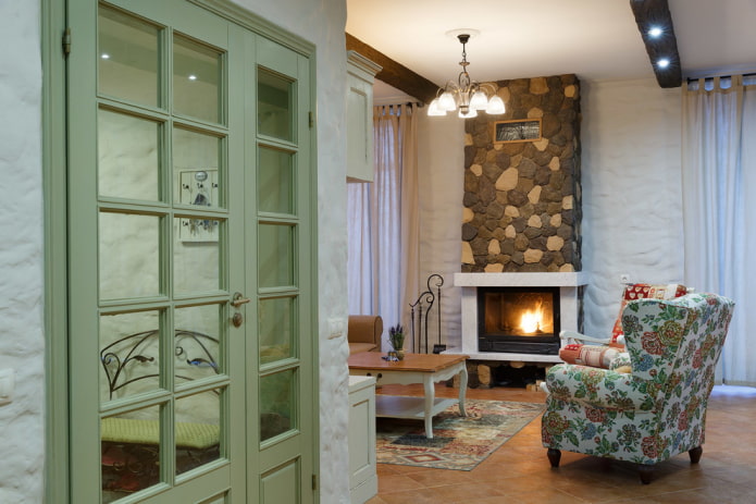 grüne Türen im Innenraum im Stil der Provence