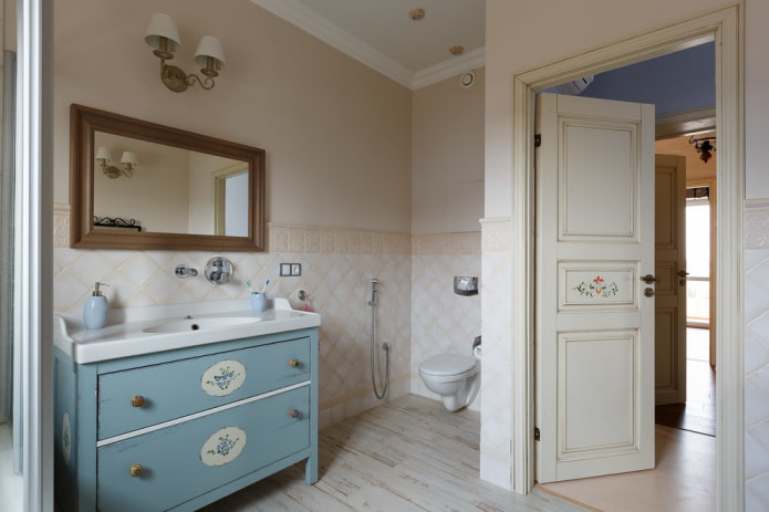 krāsotas vannas istabas durvis Provence stilā