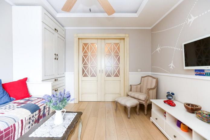 interiérové ​​dveře v obývacím pokoji ve stylu provence