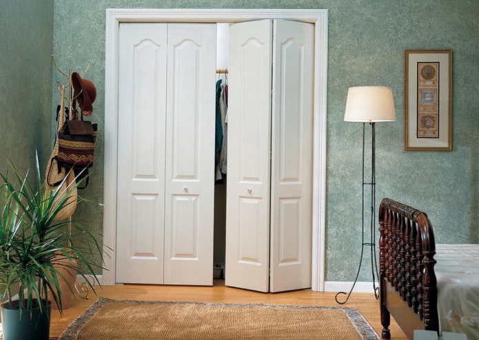 pintu berbentuk akordion di pedalaman dalam gaya provensi