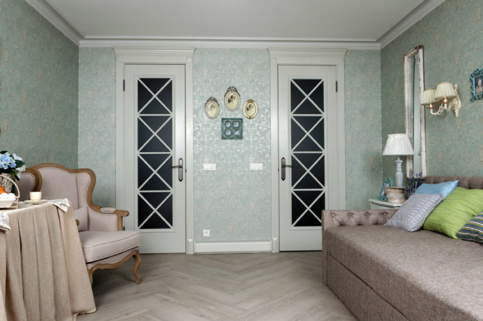biele dvere v interiéri v štýle provence