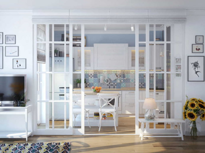 stumdomos durys virtuvės-svetainės interjere pagal provencijos stilių