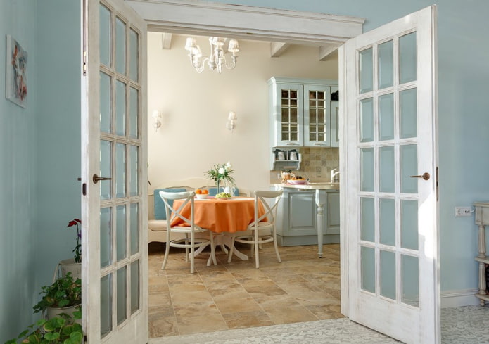 ajtók Provence stílusú konyha belsejében