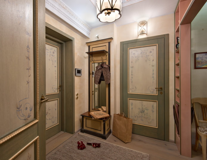 dveře s ozdobou na chodbě v provensálském stylu