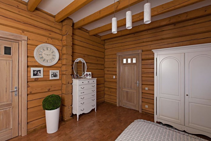 Holztüren in einem Schlafzimmer im Provence-Stil