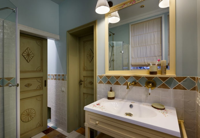 dörrar i badrumets inre i provence-stil