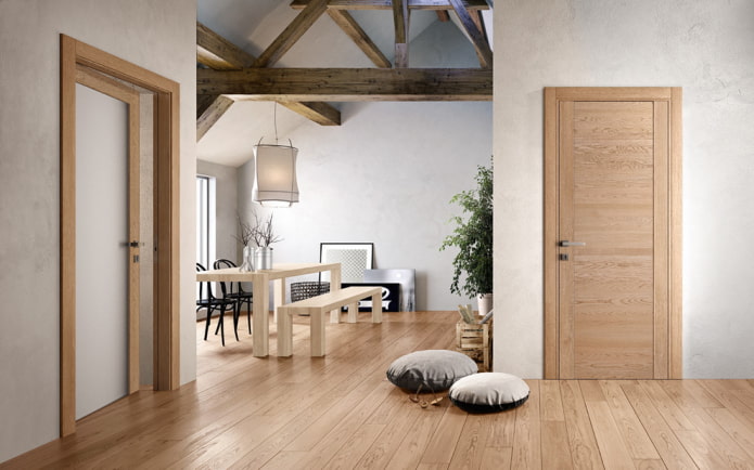 дървена врата в цвят на пода