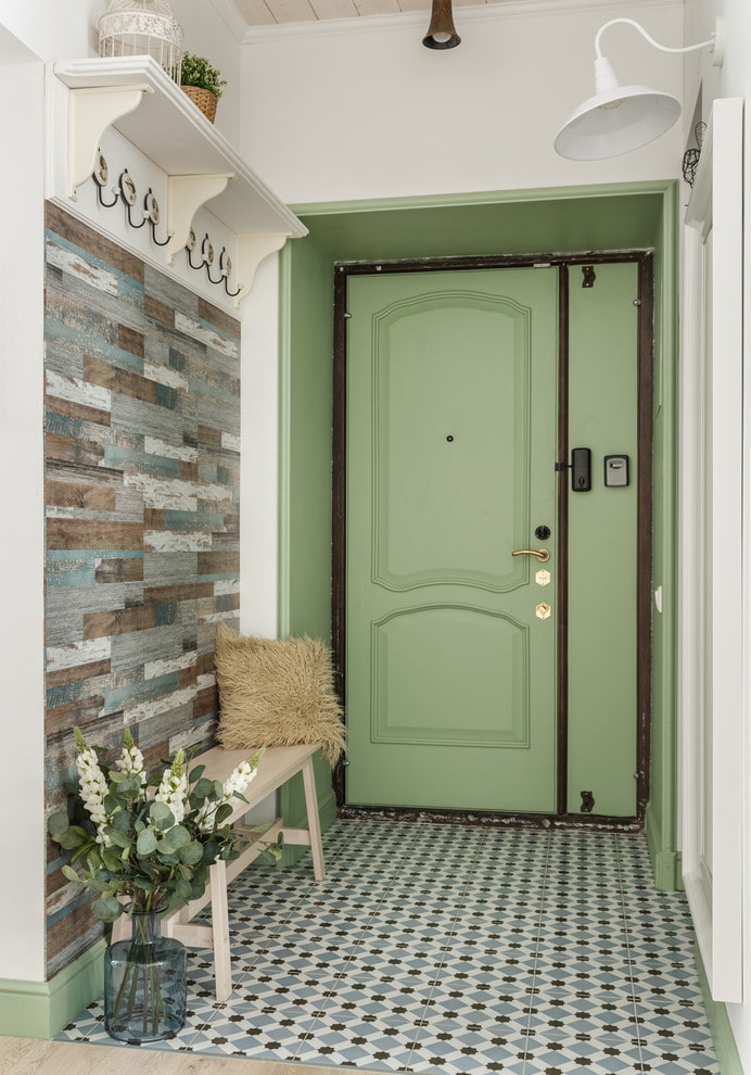 puerta de entrada verde en el pasillo
