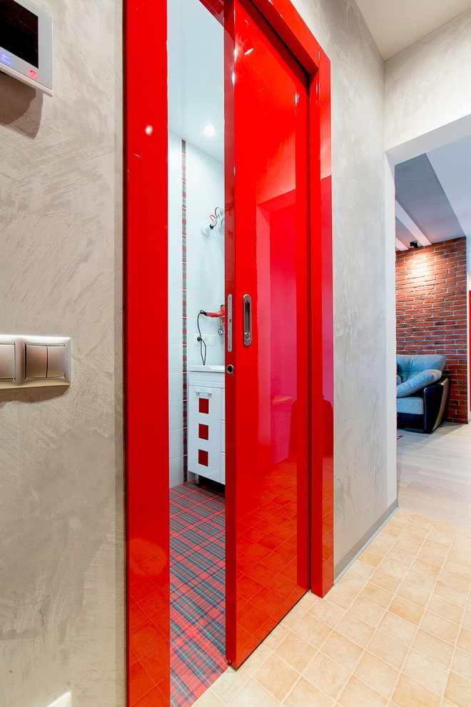 czerwone drzwi we wnętrzu w stylu loftu