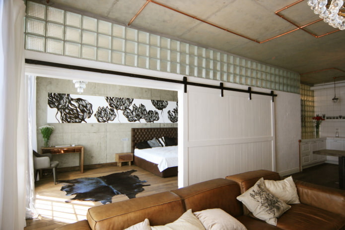 uși de hambar într-un interior în stil mansardă