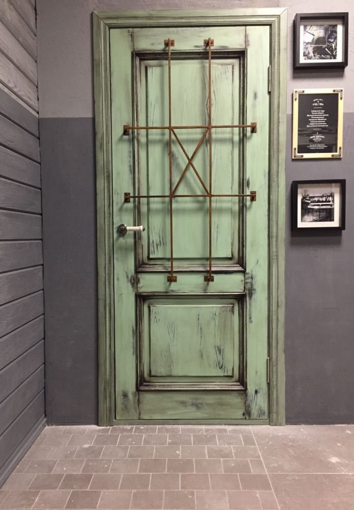 зелена врата у унутрашњости стила поткровља