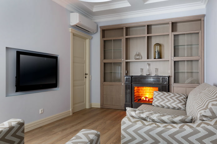llar de foc i TV a l’interior d’una petita sala d’estar