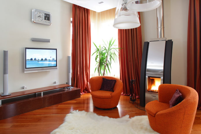 plynový krb a TV v interiéru obývacího pokoje