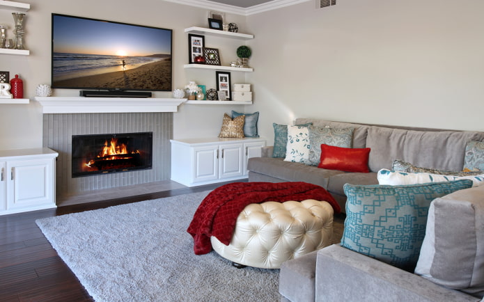 elektrický krb a TV v interiéru obývacího pokoje