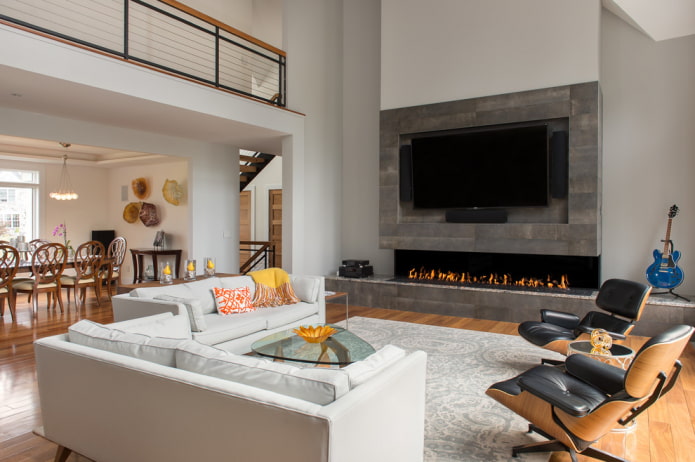 Chimenea y TV en el interior de la sala de estar en un estilo moderno.