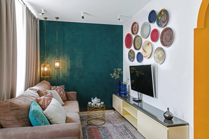 TV au mur avec un panneau décoratif dans le hall