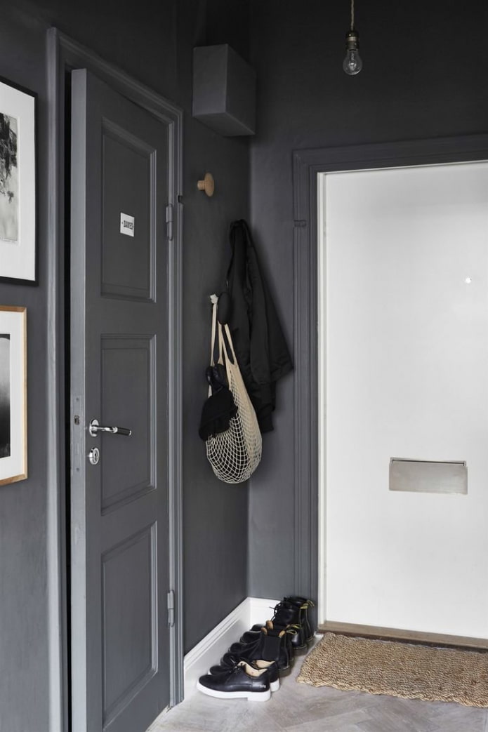 porta de madeira cinza no interior