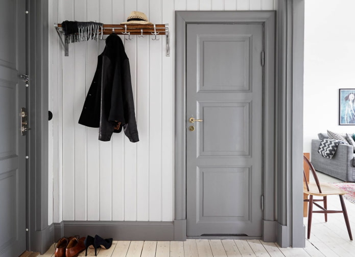 sivé dvere so soklovou doskou v interiéri