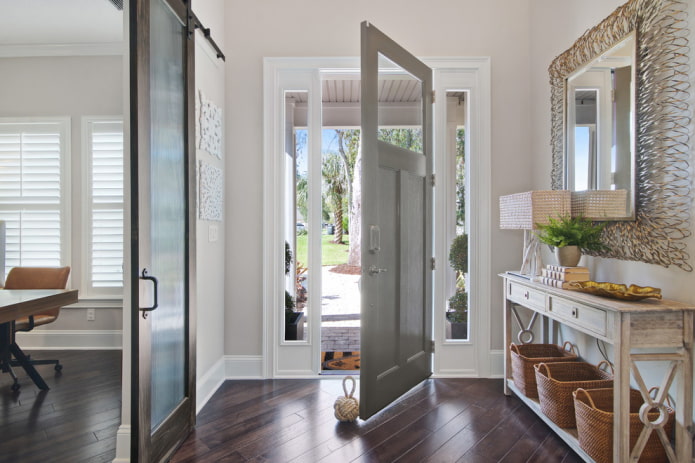 graue Tür mit einem wengefarbenen Boden im Innenraum