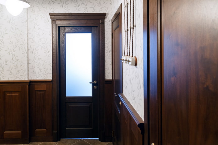 A Wenge színű ajtók háttérképgel kombinálva a belső terekben
