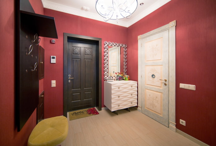 krāsu venge durvis apvienojumā ar mēbelēm interjerā