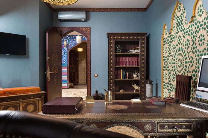 wengefarbene Türen in einem Büro im orientalischen Stil