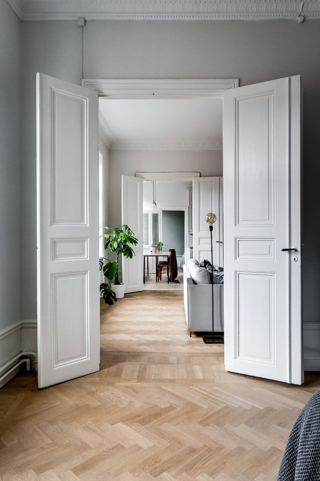 białe drewniane drzwi we wnętrzu