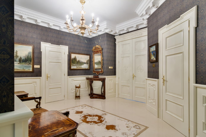 portas brancas no interior em estilo clássico