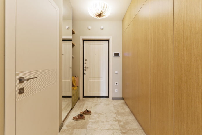 bílé dveře s béžovými podlahami v interiéru