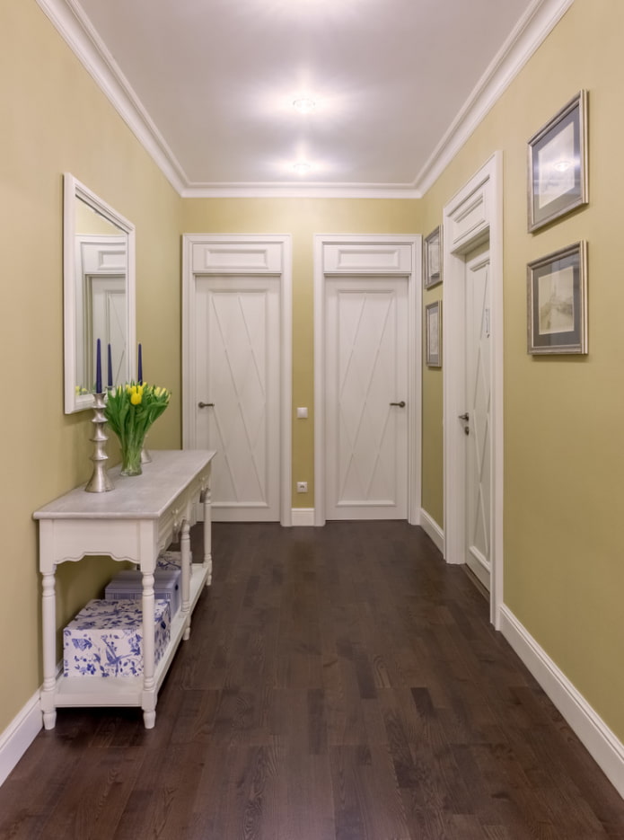 vita dörrar med ett mörkt golv i interiören