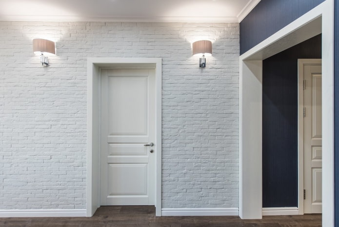 white doors with white skirting in the interior