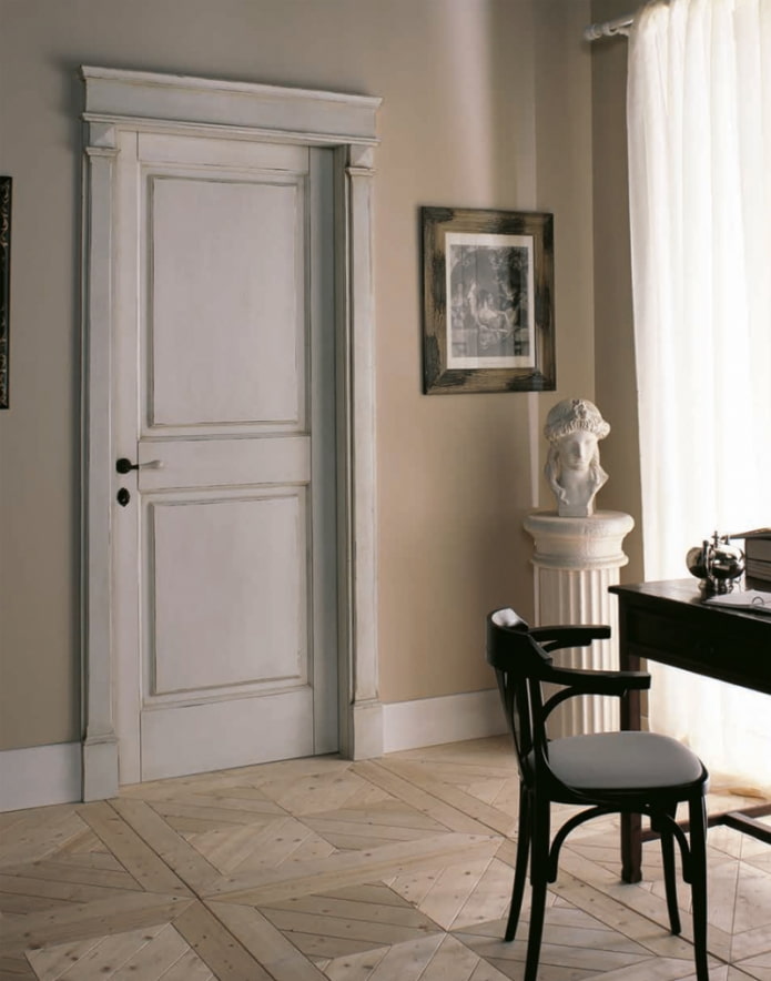 baltos durys su patina interjere