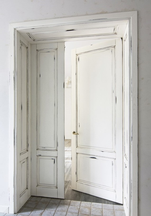 ประตูสีขาวพร้อมคราบในการตกแต่งภายใน
