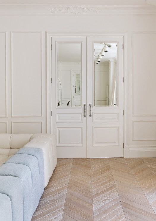 baltas durvis ar spoguļa ieliktņiem salonā
