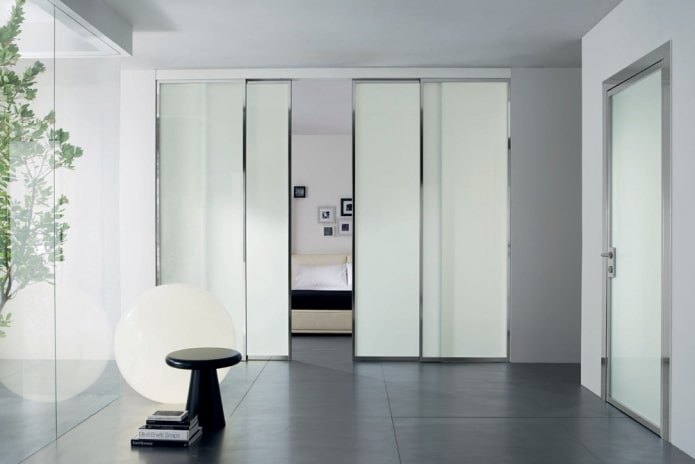 biele dvere v high-tech interiéri