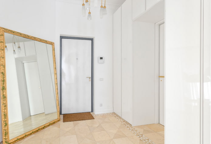 béžová podlaha a biele dvere v interiéri