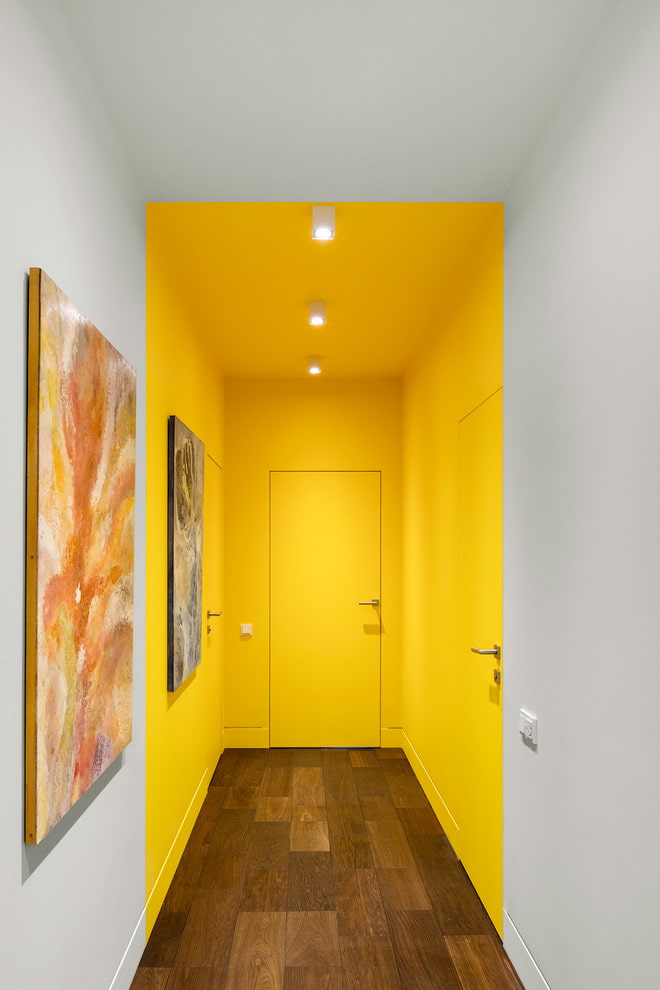 dörrar och golv i motsatt färg i interiören