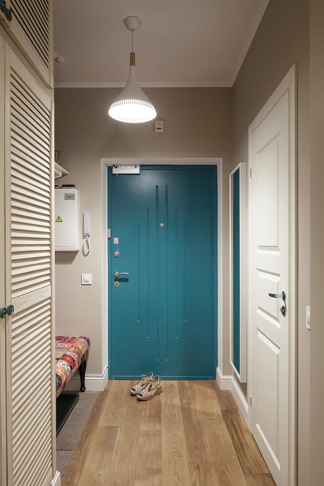 dveře a podlahy opačné barvy v interiéru