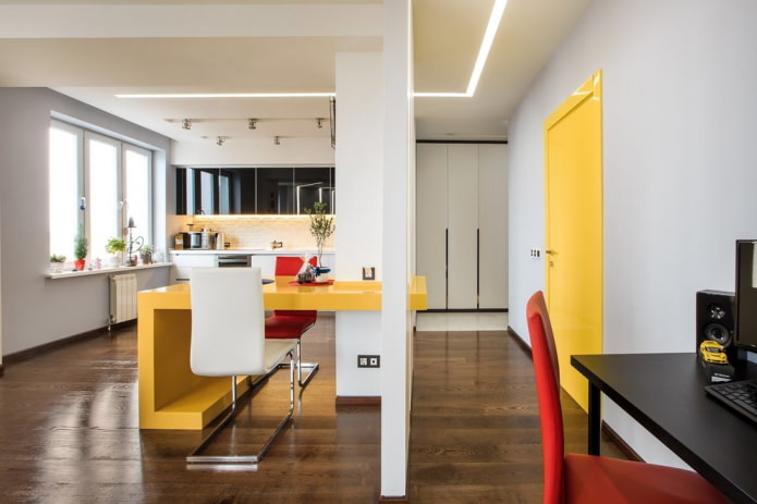 Farbkombination von Türen mit Boden und Möbeln im Innenraum