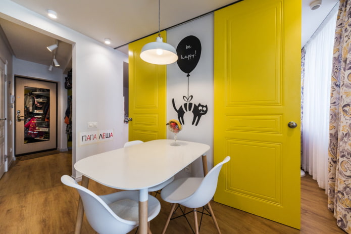 combinație de culori a ușilor și podelelor din interiorul bucătăriei