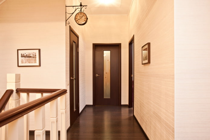 az ajtók színkombinációja a belső terek falával és padlójával