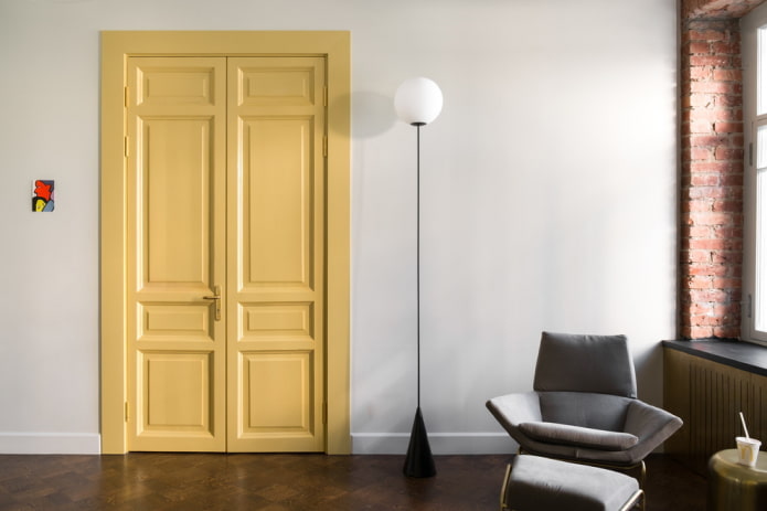 šviesiai geltonos durys interjere