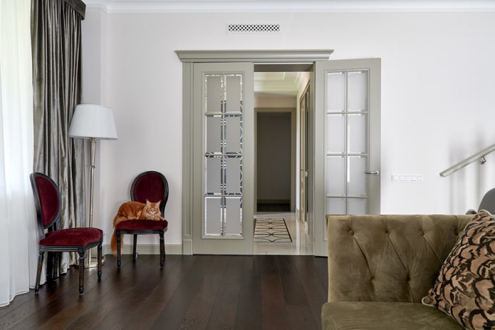 sivé dvere v interiéri obývacej izby
