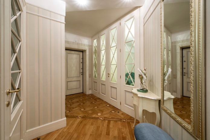 portes à l'intérieur du couloir dans un style classique